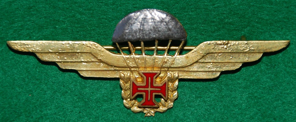 Variante do primeiro distintivo de qualificação pára-quedista militar português executada por um fabricante de Lisboa (Col. do autor)