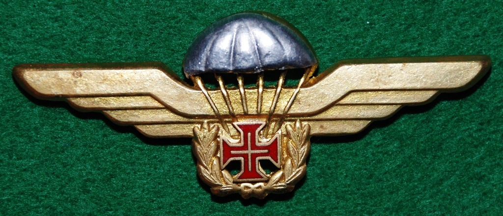 Primeiro distintivo de qualificação pára-quedista militar português. Versão estampada com contra-cunho. (Col. do autor)