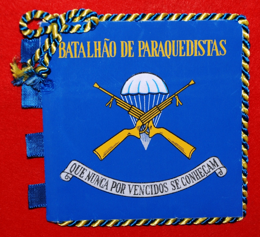 Miniatura do Guião do BATALHÃO DE CAÇADORES PÁRA-QUEDISTAS (BCP), célula-mater do pára-quedismo militar português organizado. (Col. do autor)