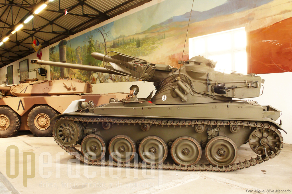 O AMX 13 produzido em grandes quantidades e cujo rodado serviu de plataforma a muitas versões. Dezenas, das mais variadas, aguardam no exterior do museu a "sua vez".