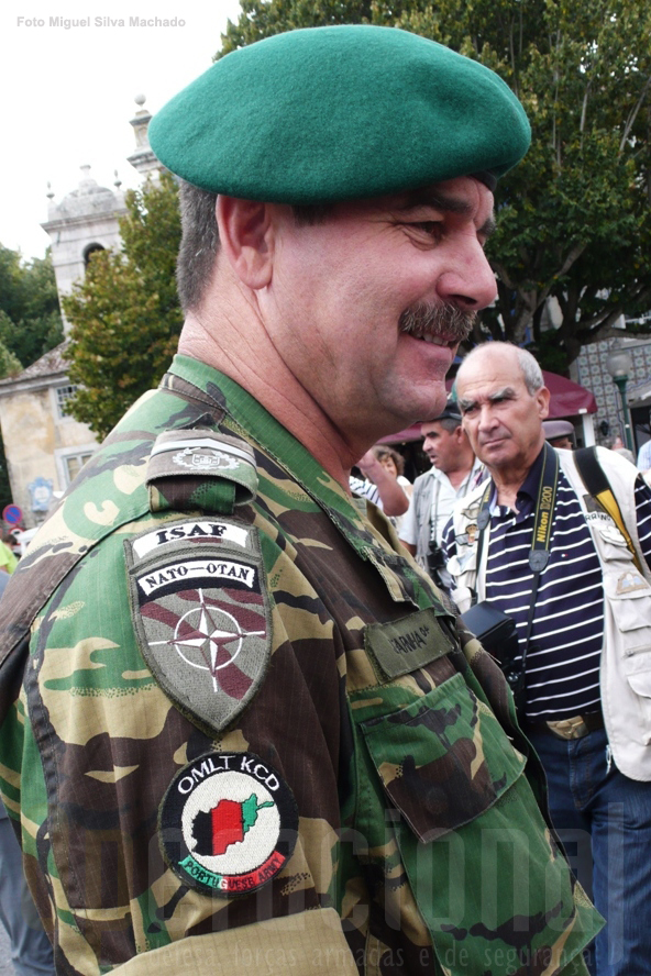 O Sargento -Chefe Pára-quedista Farinha é um dos portugueses que vão ajudar a construir o Exército Nacional Afegão. 