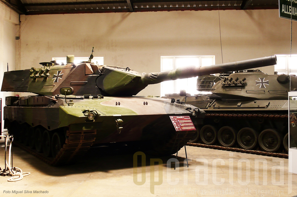 A Alemanha do pós-guerra tem vários carros nesta sala, nomeadamente o "Leopard 2"