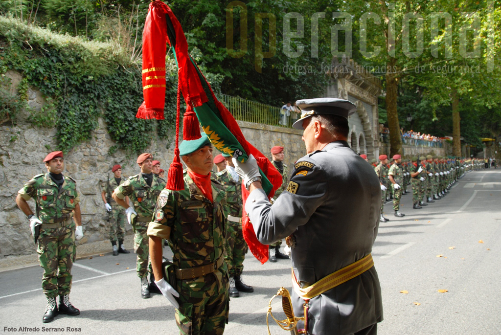 O Major-General Raúl Cunha procedeu à entrega do Estandarte Nacional ao Coronel Pára-quedista José Correia, comandante da OMLT.