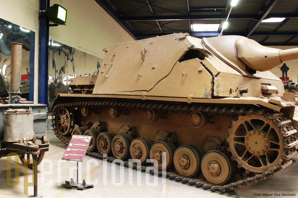 Algumas das viaturas expostas foram capturadas no campo de batalha. É o caso deste "Jagdpanzer IV/70A Zwishenlosung" duramente atingido por três projécteis