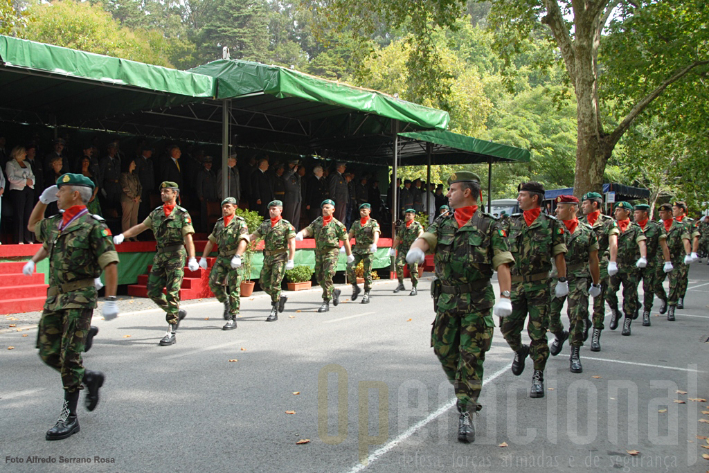 A OMLT que recebeu o Estandarte Nacional é composta por militares de várias unidades do Exército