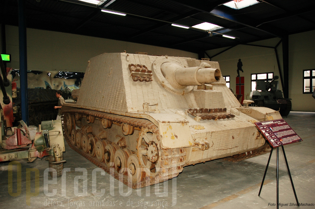 Este "Strumpanzer Brumbar" com uma peça de 150mm destinava-se a apoiar o avanço da infantaria