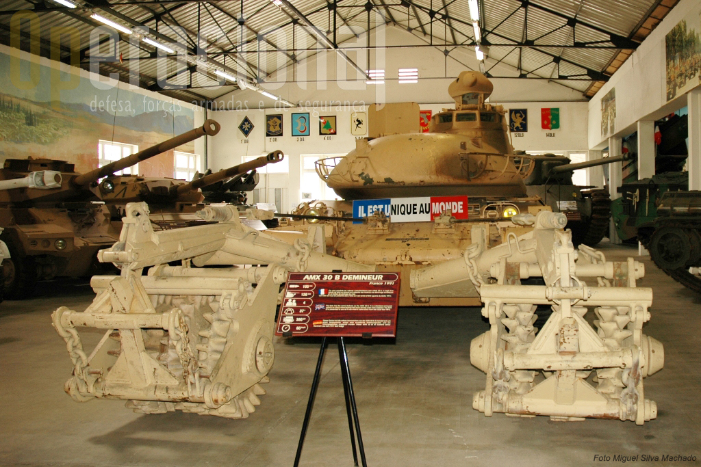 Construído de urgência para acudir a uma necessidade da Guerra do Golfo, este AMX 30 equipado para desminagem com acessórios vindos da ex-Alemanha Democrática, é hoje atracção de museu