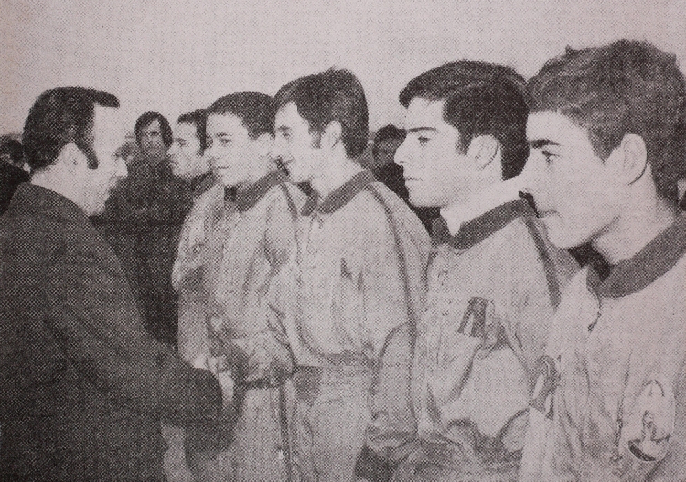 1972 (Alverca): pára-quedistas desportivos formados pela ONMP são felicitados no fim do curso. (Foto de arquivo)