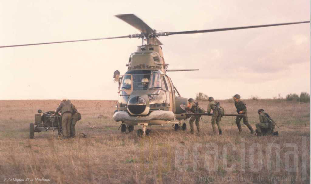 No inicio dos anos 90, um morteiro120 e respectiva guarnição da Brigada de Pára-quedistas Ligeira da Força Aérea no decurso de um exercicio