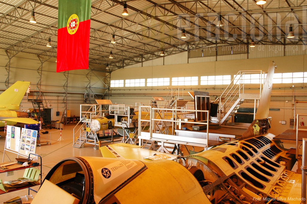 A "Doca 4" com a Bandeira Nacional sempre presente para não haver dúvidas. Aqui quem trabalha é a Força Aérea Portuguesa.