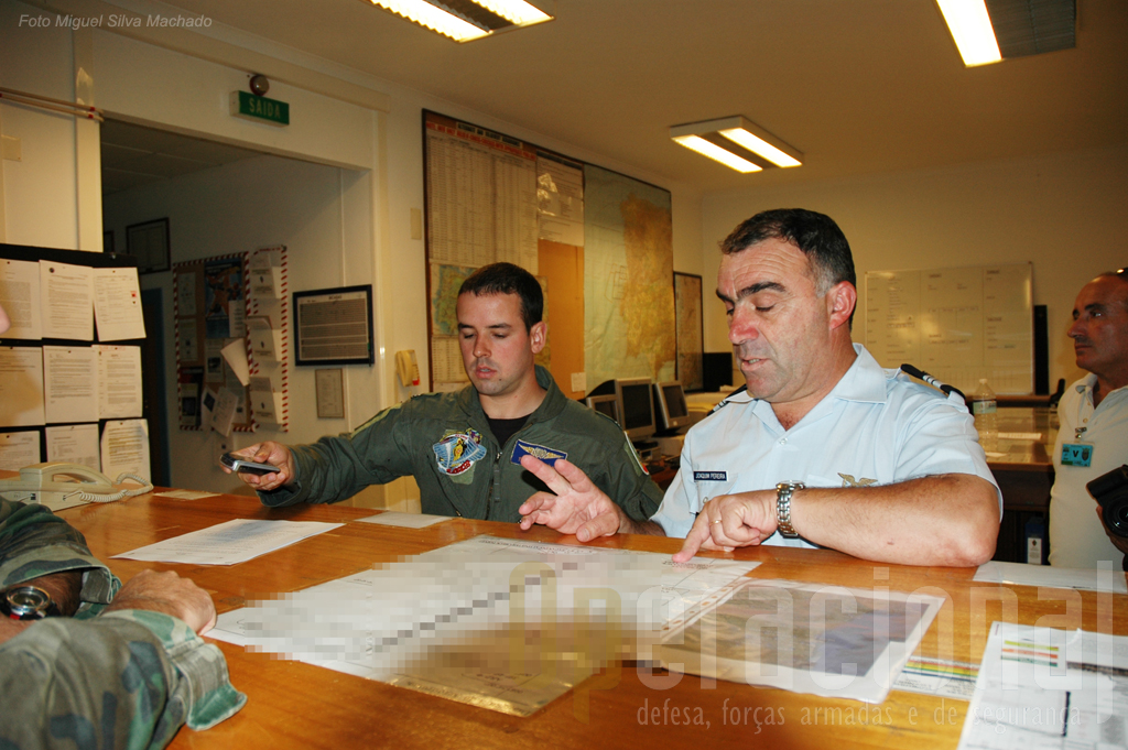 Nas "operações" da Esquadra 201 o Tenente PILAV Tomás Virgilio troca impressões com o Tenente-Coronel Joaquim Pereira.