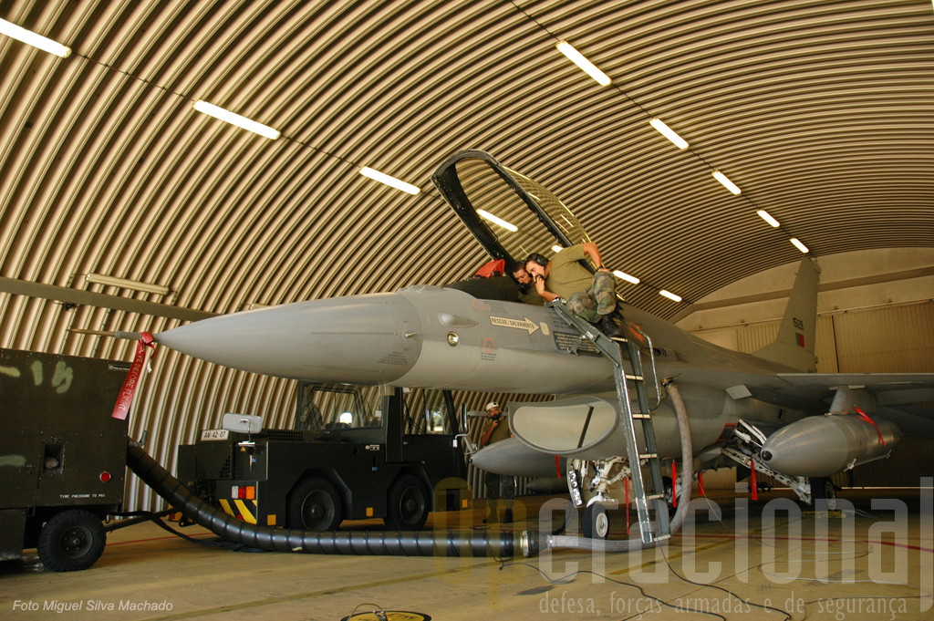 Este F-16AM (ou MLU - Mid Life Update) está a ser sujeito a testes a alguns dos seus sistemas de armas