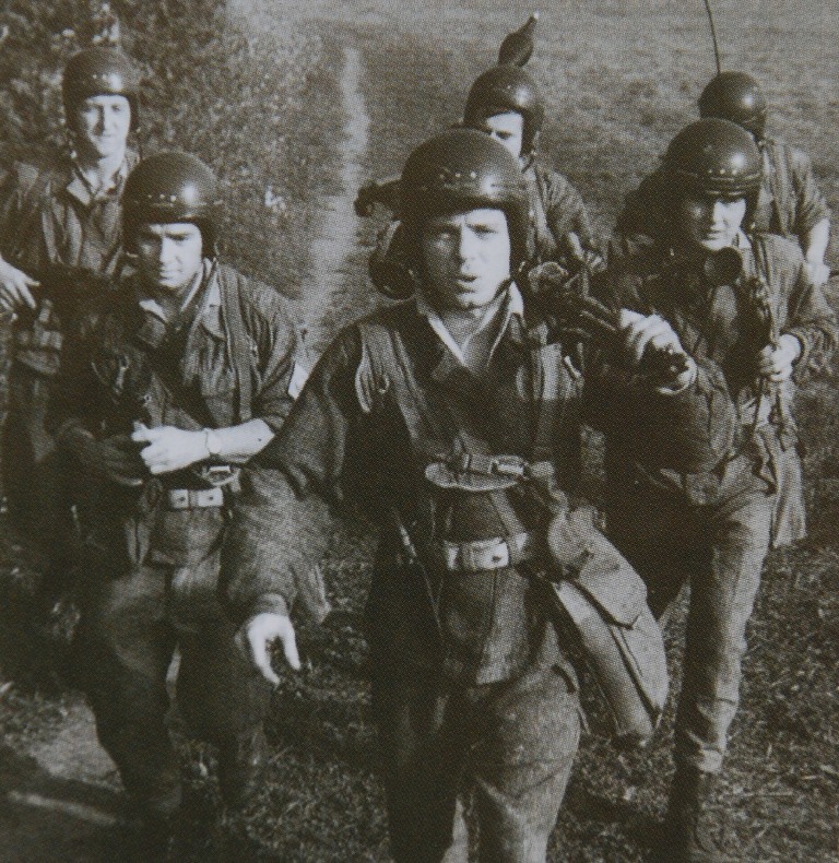 Pára-quedistas checoslovacos durante um exercício nos anos 60. (Foto de arquivo MDCheco)