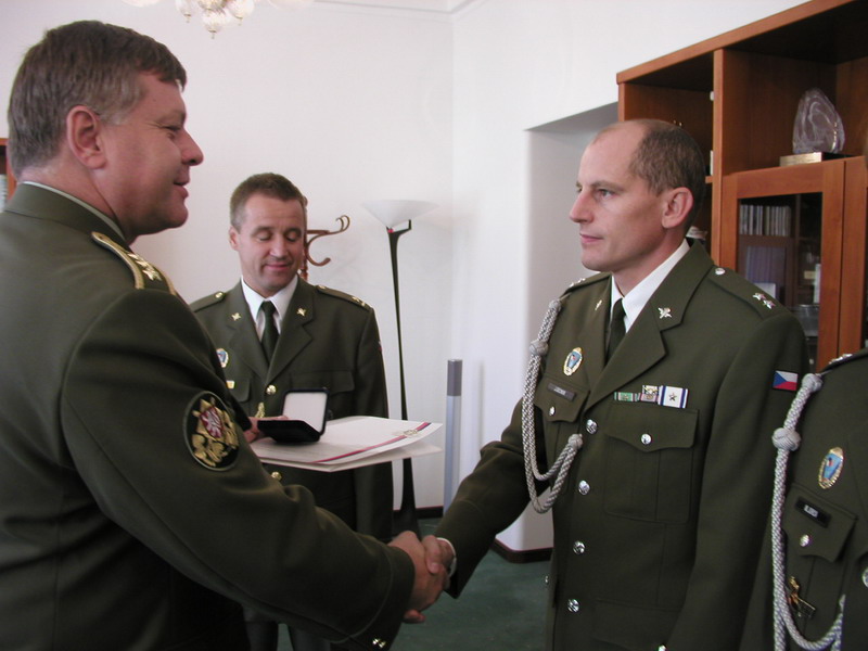 2008: pára-quedistas checos numa cerimónia oficial. Note-se o posicionamento do distintivo de qualificação pára-quedista no uniforme. (Foto MDCheco via autor)