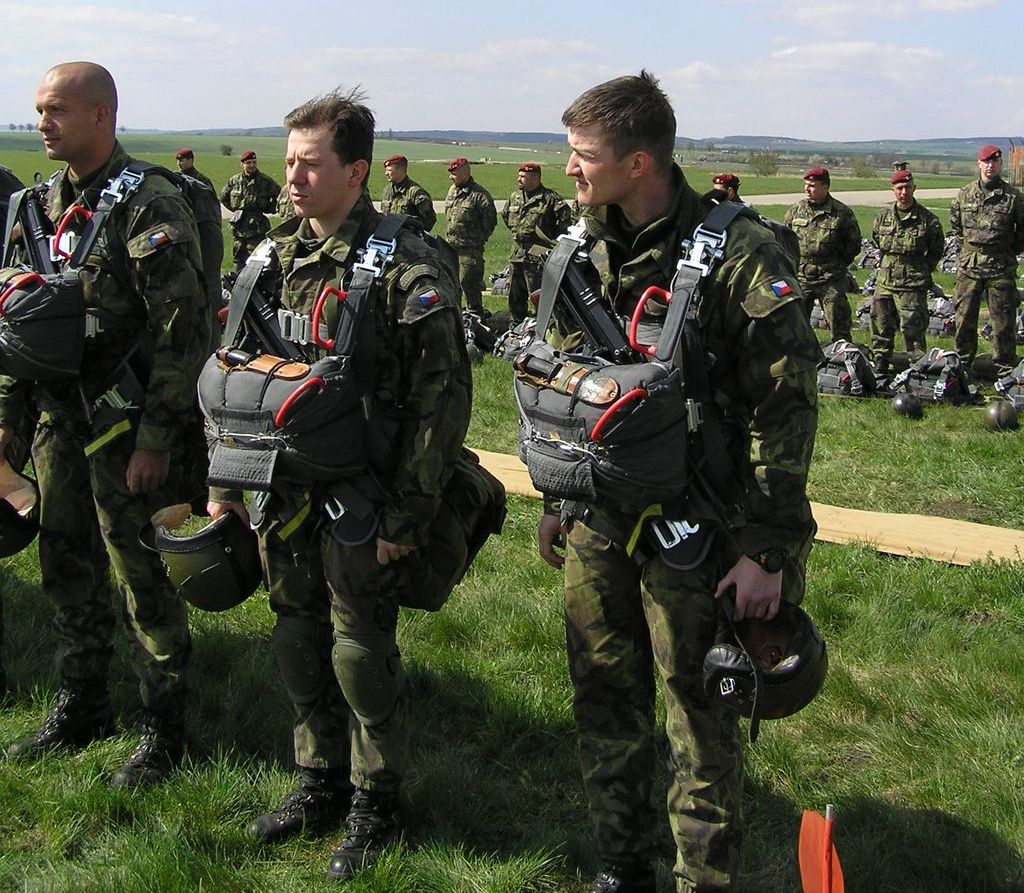 Pára-quedistas checos preparando-se para a execução de um salto de manutenção e treino. (Foto 102BatRec via autor)