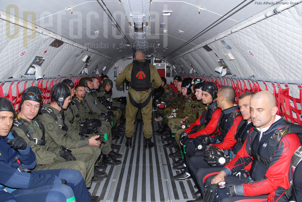 Várias equipas - a portuguesa é a primeira à direita - prontas para o salto de abertura manual dentro do C-295M.