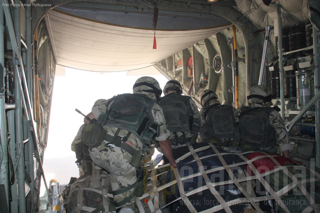 Missão em Farah (Afeganistão): a rampa do C-130 está a abrir, a Equipa Táctica está pronta a sair da aeronave