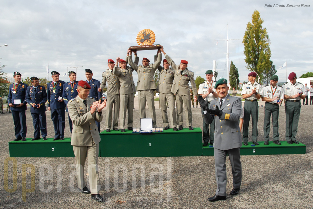 A equipa vencedora: Ecole des Tropes Aeroportées de Pau (Exército Francês)