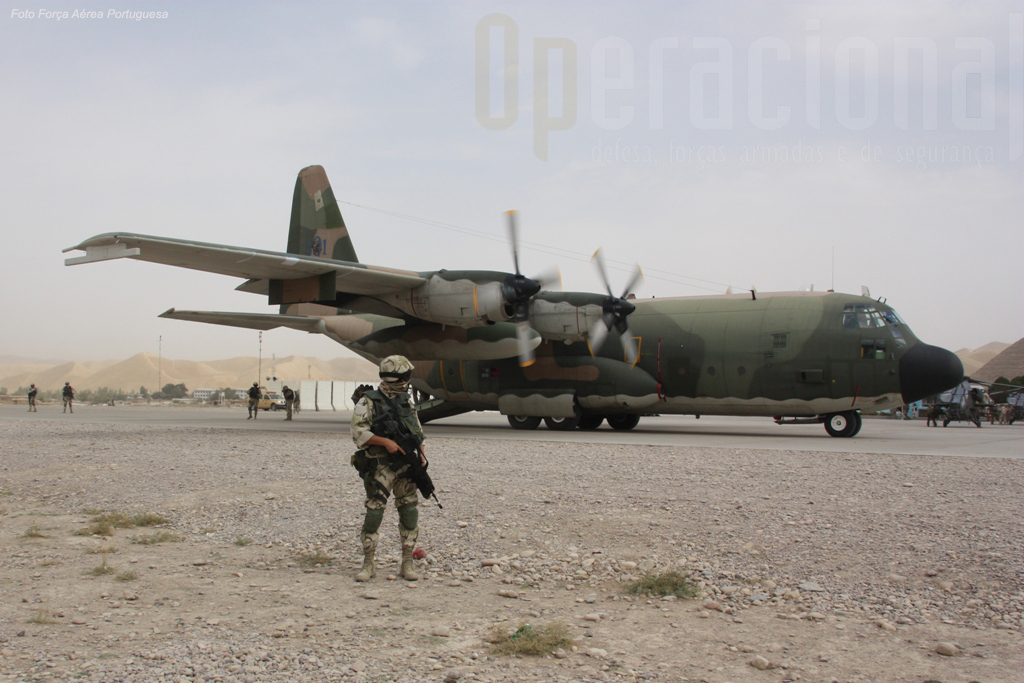 C-130 & UPF em Qala-i-Naw. A "cruz de cristo" tem sido presença constante nestas paragens desde 2002. 