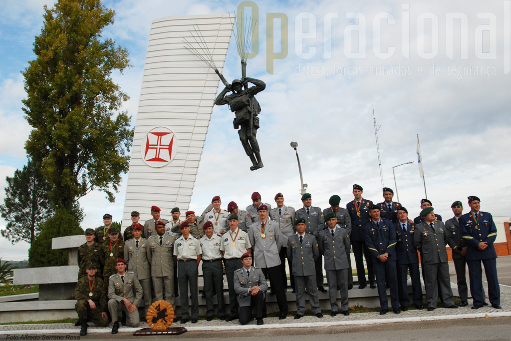 Foto de familia das equipas participantes junto ao Monumento aos Pára-quedistas Mortos em Combate