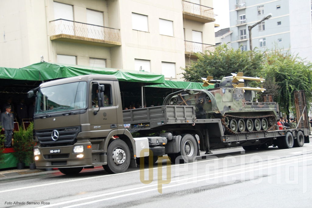 Camião tractor Mercedes-Benz 20141 transportando o "Chaparral"