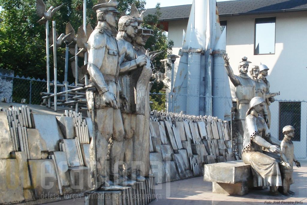 Memorial à Paz na entrada do Museu