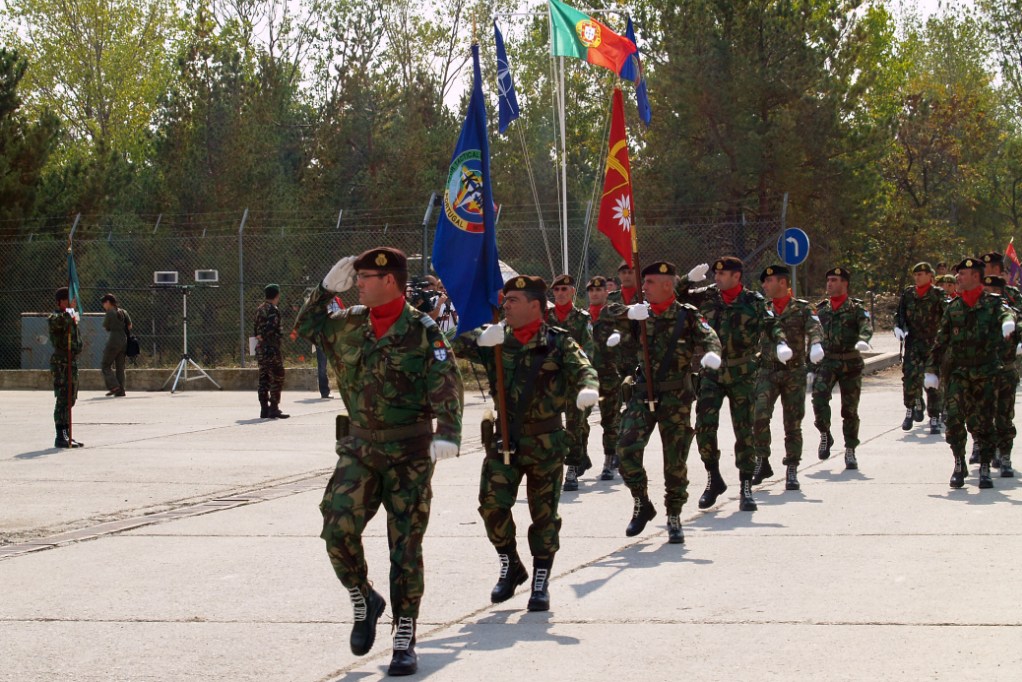 O 1º Batalhão de Infantaria Mecanizado, agora na "pele " de Reserva Táctica do Comandante da KFOR desfila na sua base de "Slim Lines - Pristina" (Foto NATO/KFOR)