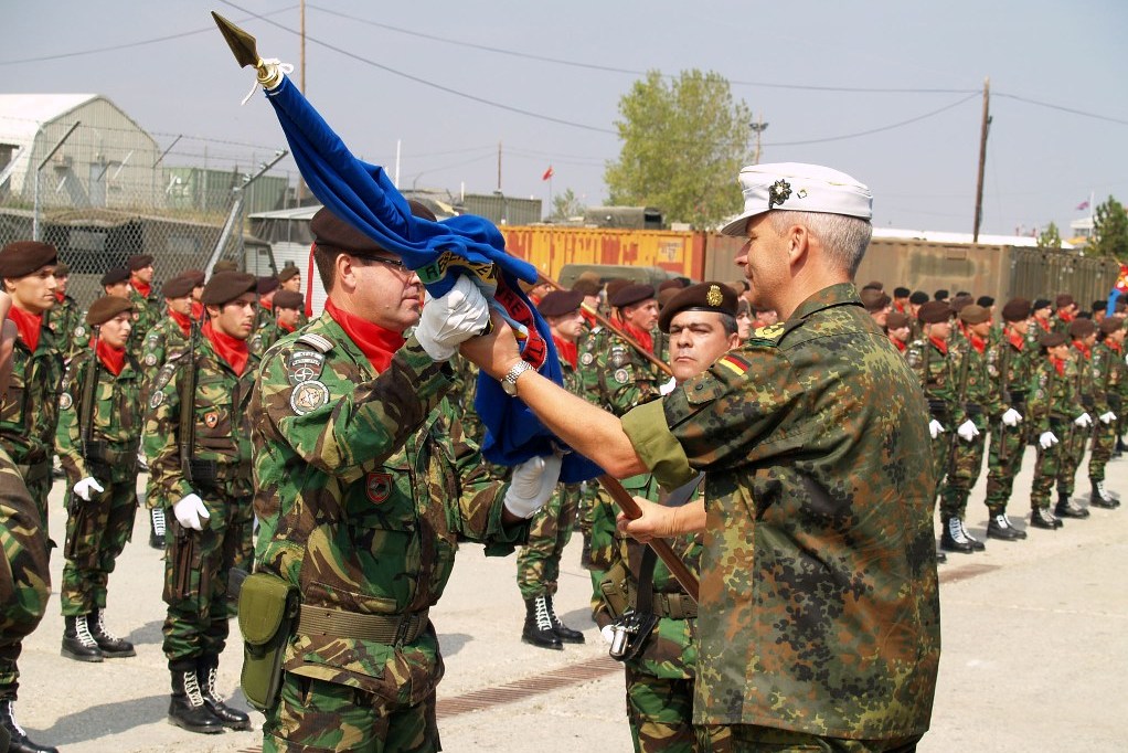 O Tenente-General Markus Bentler, comandante da KFOR, entrega a bandeira da KTM ao Tenente-Coronel Loureiro Gonçalves, seu novo comandante