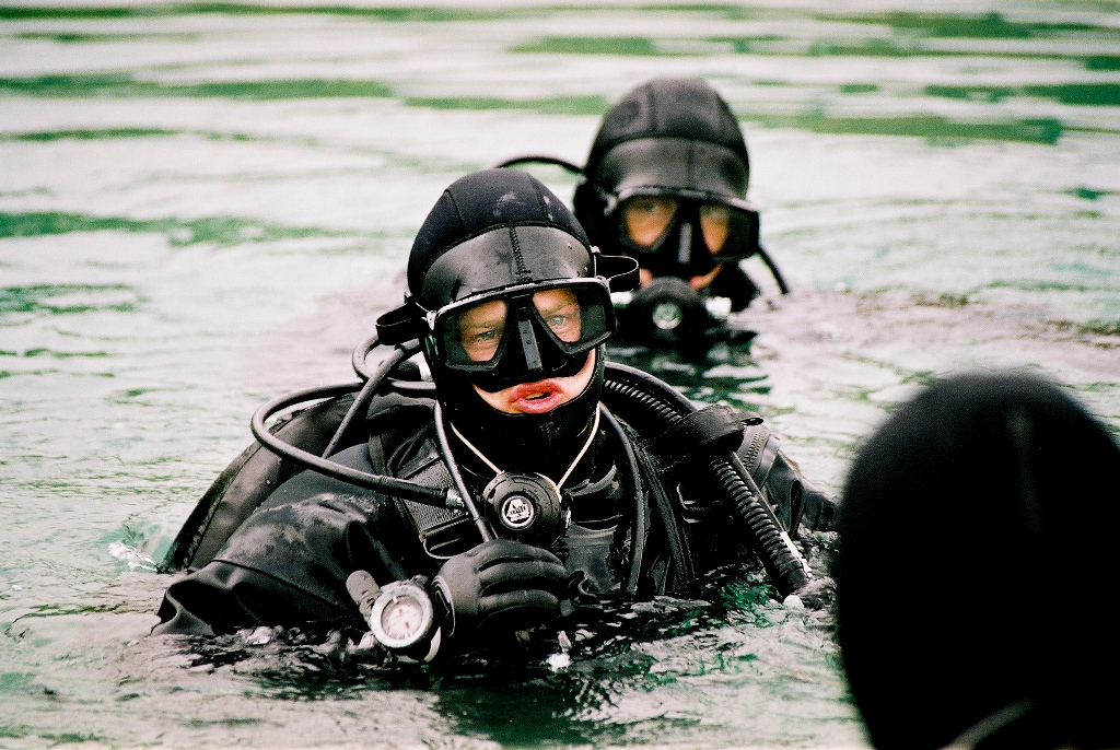 O sargento sapador/demolições do 5º Regimento de Forças Especiais "Joseph Gabcika" domina as técnicas de mergulho (circuito fechado) e de demolições subaquáticas. (Foto de Mário Pazický via autor)