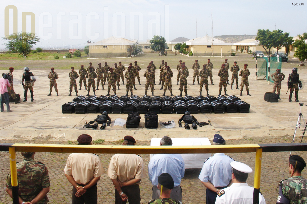 Cerimónia de entrega do material anti-motim na sede da 3ª Região Militar em Achada Limpa, Cidade da Praia
