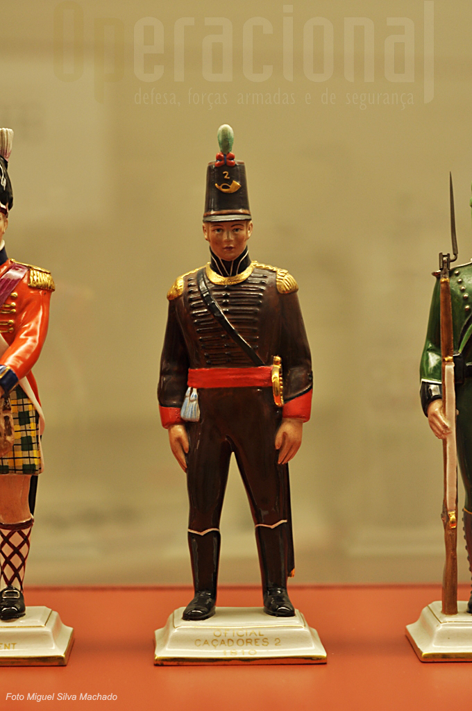 Muitos dos uniformes da época são apresentados em figuras de loiça de grande detalhe e perfeição