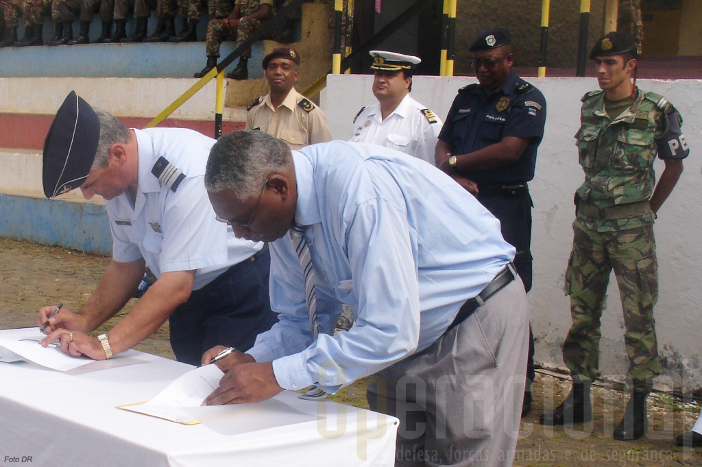 O Director-Geral de Defesa de Cabo Verde, Pedro dos Brito Reis e o Adido de Defesa de Portugal na Cidade da Praia, coronel José Teles Alface, assinam a acta de entrega do material anti-motim.