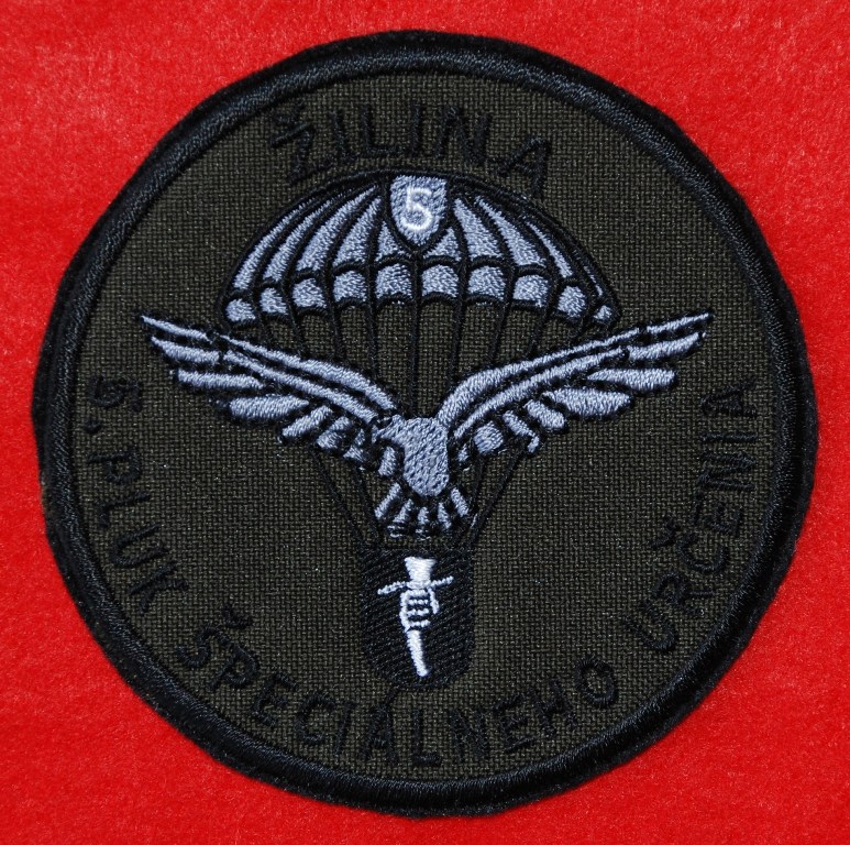 Distintivo de identificação do 5º REGIMENTO DE FORÇAS ESPECIAIS "JOSEPH GABCIKA" para uso no uniforme camuflado. (Col. de António E.S. Carmo)