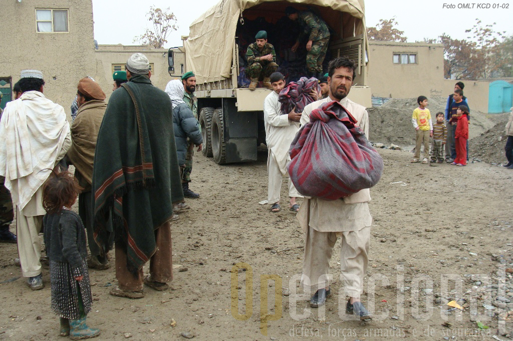 Militares e viaturas da Kabul Capital Division distribuem ajuda humanitária 
