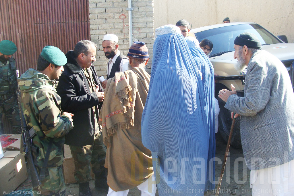 Os contactos do Exército Afegão com a população a quem conferem segurança são indispensáveis.