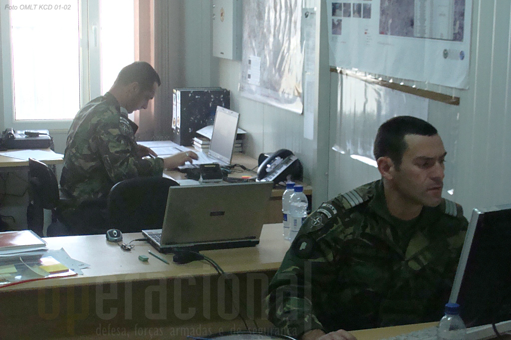 Os oficiais de Informações e de Assuntos Civis no seu local de trabalho em Cabul
