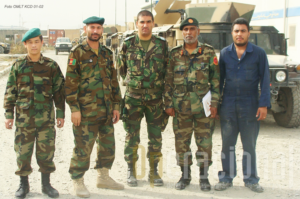 Militar português no decurso da sua actividade na área da engenharia militar junto com oficiais e sargentos afegãos de um dos "Kandak" (batalhões) da Kabul Capital Division.