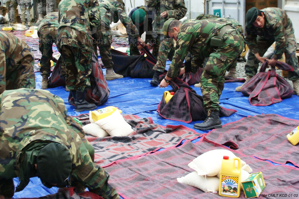 Militares afegãos e portugueses preparam uma acção de ajuda humanitária.