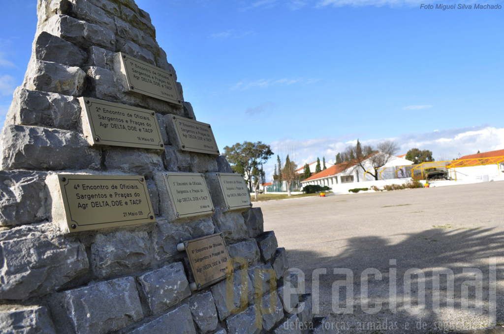 Parada "Cuamato", tendo ao fundo uma alusão a Mousinho de Albuquerque e em primeiro plano memorial ao Agrupamento Delta que serviu no Kosovo.
