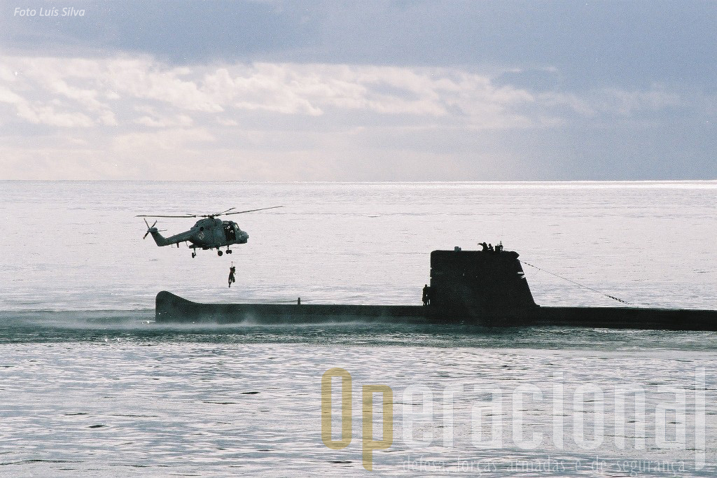 A Marinha Portuguesa treinava frequentemente a inserção e/ou extração de forças de operações especiais e de mergulhadores, quer através do uso do helicóptero quer de botes ou mesmo ..."simplesmente" a nadar.