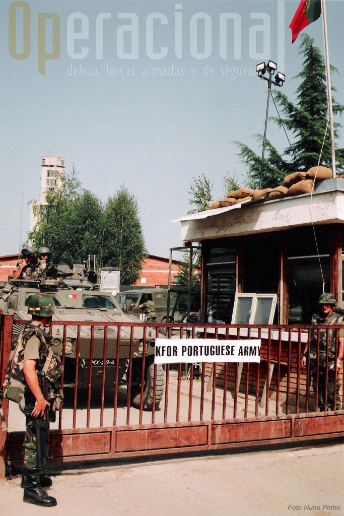 "Porta-de-Armas2 do quartel português de Klina, onde se encontrava a força portuguesa entre 1999 e 2001 