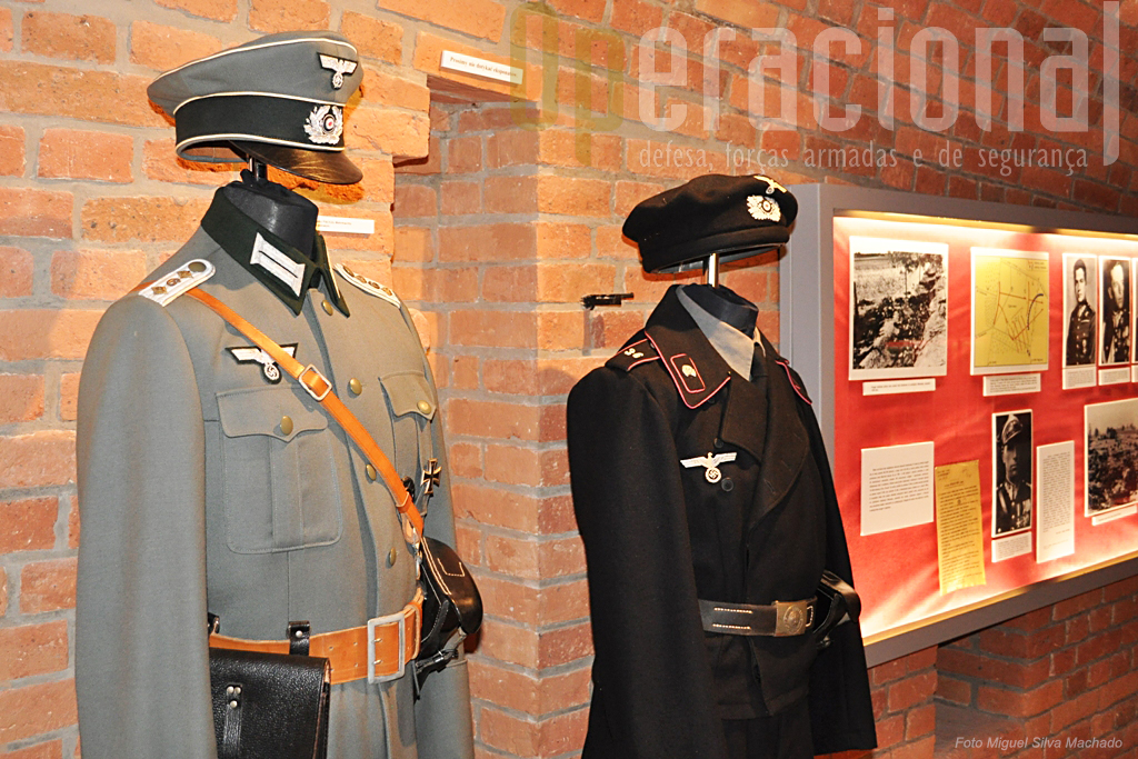 Os exércitos invasores, os seus uniformes, insignias e armamento equipamento também têm largo espaço no museu