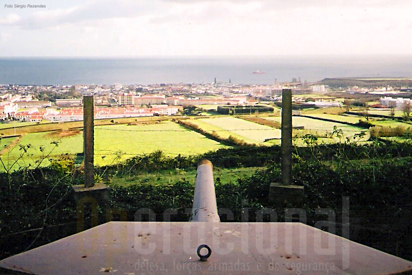 Ponta Delgada vista da Castanheira. Instalada para proteger a cidade, pode vir a ser um local de lazer e de cultura. 