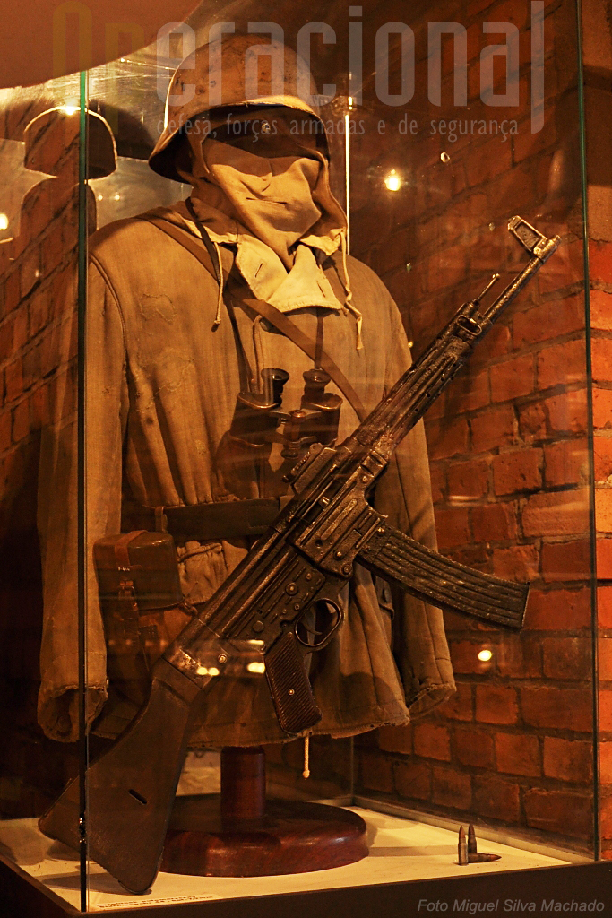 Vários exemplares da famosa "Sturmgewehr 44" estão expostas nos museus militares de Poznan