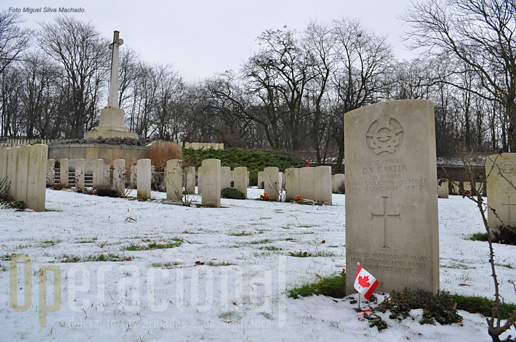Muitos aviadores Alados morreram voando sobre a Polónia e ali estão sepultados no cemitério da "Commonwealth"