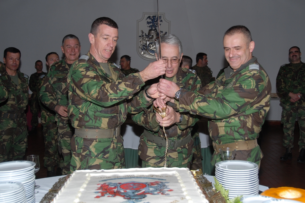 As tradições são para se manterem! No final da cerimónia o Comandante das Forças Terrestres é "auxiliado" pelos comandantes das forças expedicinárias a partir o bolo. 