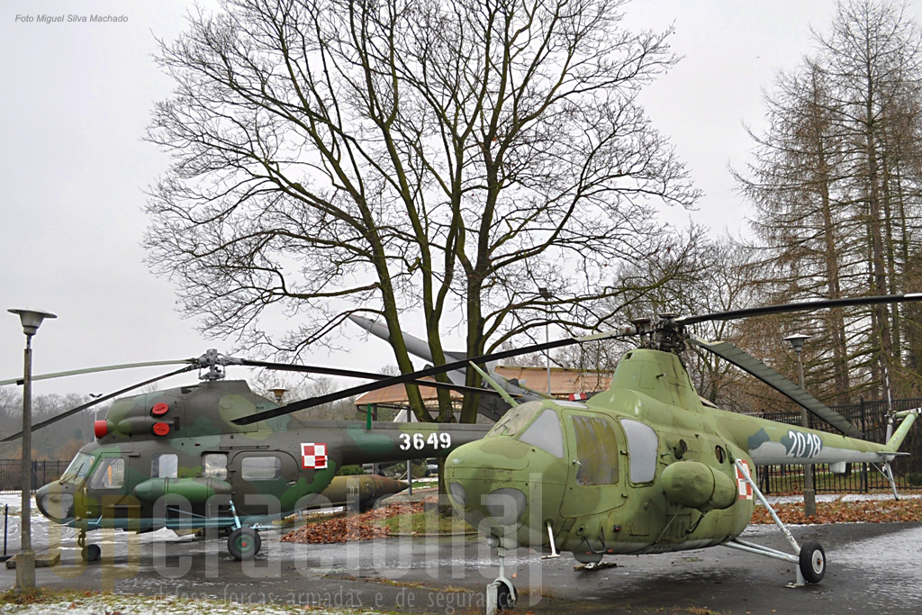 Helicóptero SM 1, à frente, utilizado entre 1956 e 1960 pela Força Aérea Polaca e em segundo plano o MI 2 em serviço a partir de 1974.