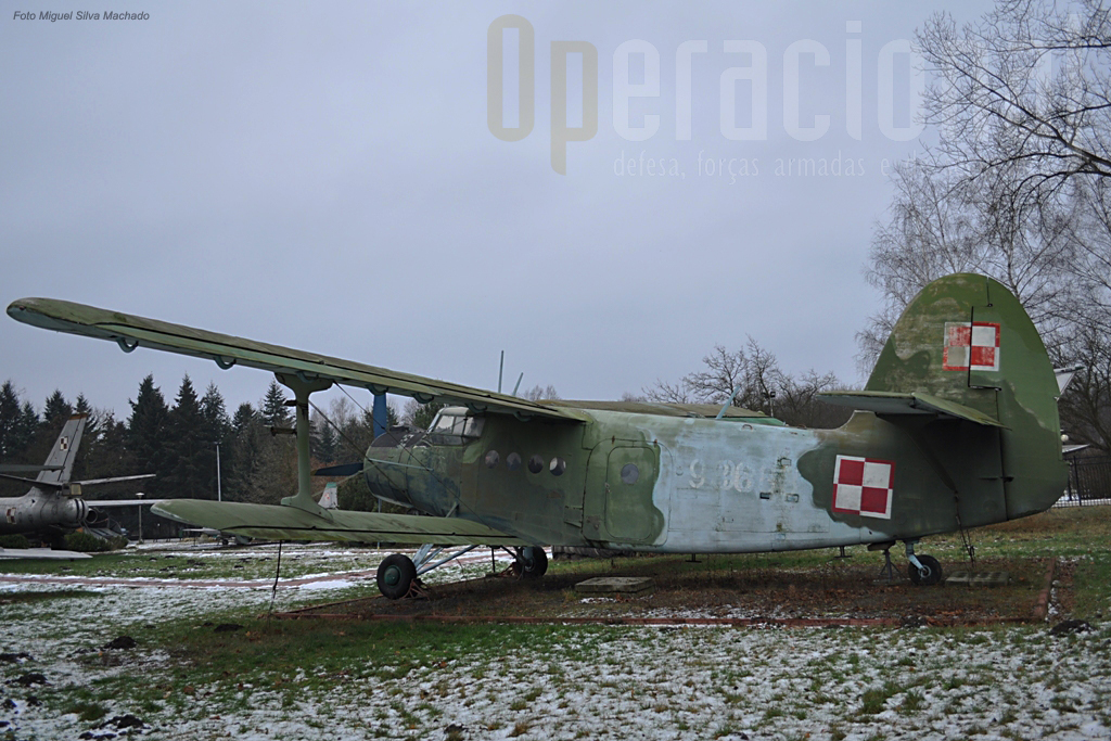 O Antonov AN-2 um dos mais robustos (e lentos!) aviões de transporte de origem soviética que também foram produzidos na Polónia desde 1960.