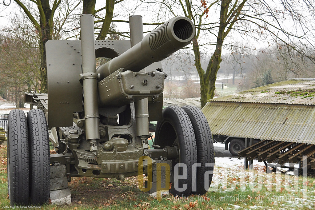 Esta peça de artilharia de campanha de 122mm m/1937 foi como se vê recentemente mantida apresentavel