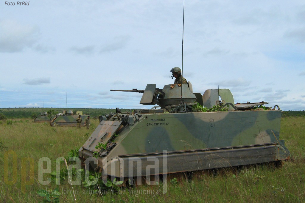 O BtlBld dispõe de 24 M113A1 na versão transporte de pessoal, armados com metralhadora 12,2mm na torre. 